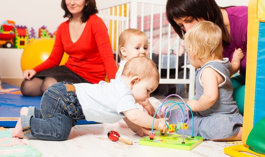 Ba mẹ nên chơi chung để tạo nên kỷ niệm và hiểu rõ bé hơn