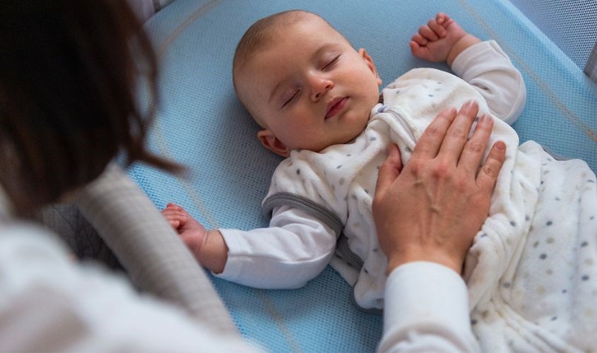 Không nên cho trẻ mặc quá nhiều quần áo