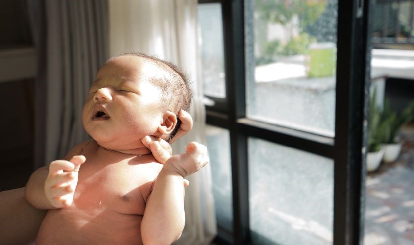 Nên cho trẻ sơ sinh tiếp xúc với không khí tự nhiên, tránh nằm điều hòa cả ngày