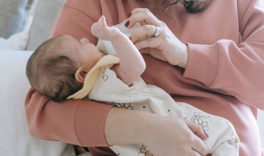 Mẹ nên thường xuyên nhỏ mũi cho con để tránh bé bị khô mũi