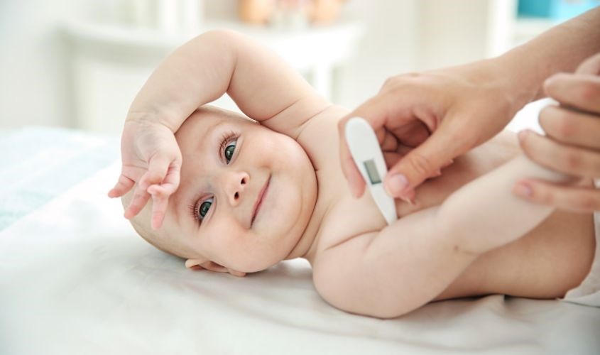 Khi bé nằm trong phòng điều hòa, bố mẹ cần kiểm tra nhiệt độ trẻ thường xuyên