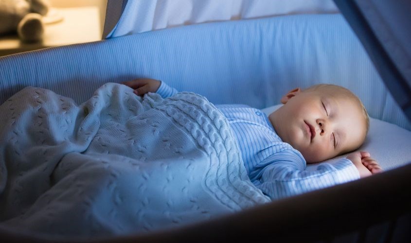 Mẹ cần đắp thêm chăn mỏng để che chắn các bộ phận dễ nhiễm lạnh của bé