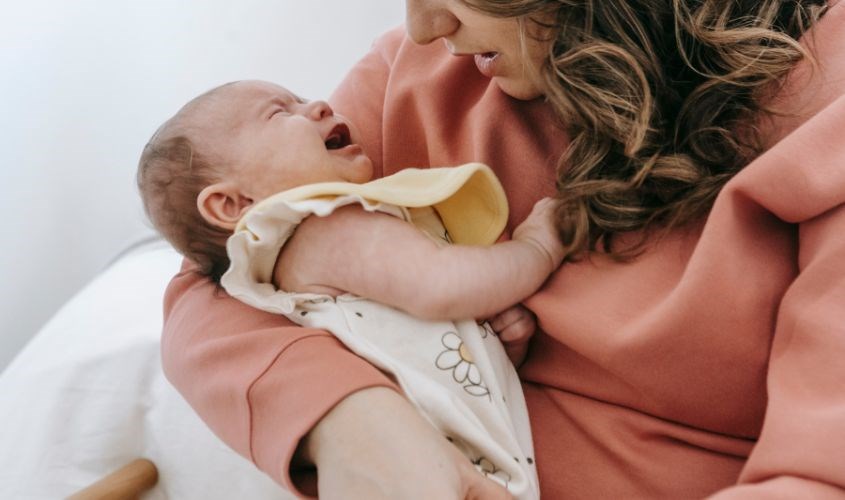 Trẻ bị khó ngủ, ngủ không yên giấc và quấy khóc nhiều