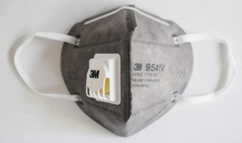 Chữ in trên bao bì khẩu trang chính hãng sử dụng công nghệ laser cao cấp, đều màu, không phai