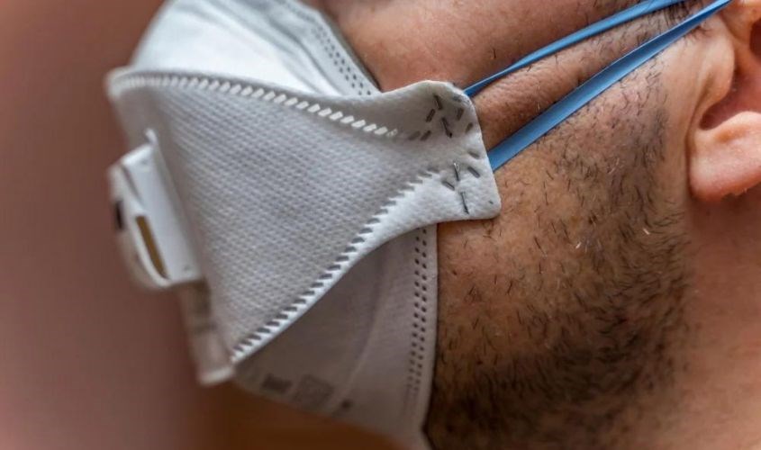 Khẩu trang 3M có dây đeo êm ái và phần ghim cố định vừa vặn, chỉn chu