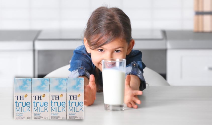 Lốc 4 hộp sữa tươi TH true MILK ít đường 180 ml