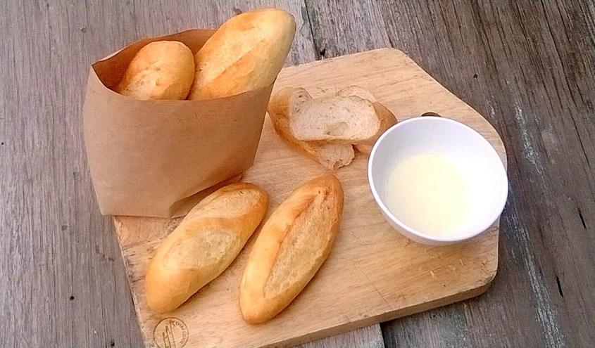 Mẹ có thể cho bé dùng bánh mì chấm sữa để bé ăn ngon miệng hơn Mẹ có thể cho bé dùng bánh mì chấm sữa để bé ăn ngon miệng hơn