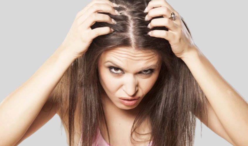 Bạn nên hạn chế gãi mạnh tay để tránh tình trạng dị ứng nặng thêm