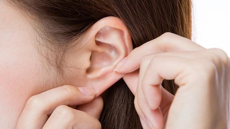 Rỉ dịch ở bệnh nhân nhiễm trùng tai kèm theo phù nề, sưng tấy quanh tai