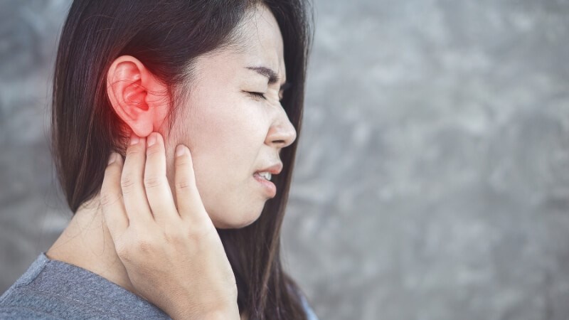 Rỉ dịch ở bệnh nhân nhiễm trùng tai kèm theo phù nề, sưng tấy quanh tai