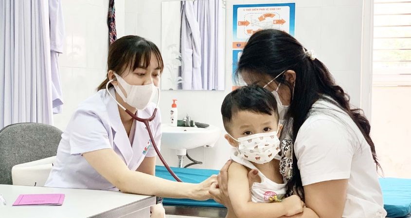 Nếu bé nuốt phải dầu cần đưa bé đi kiểm tra ngay