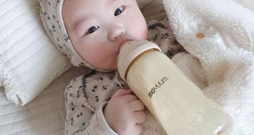 Mua được bình sữa Moyuum chính hãng tại nơi uy tín để đảm bảo an toàn cho bé.