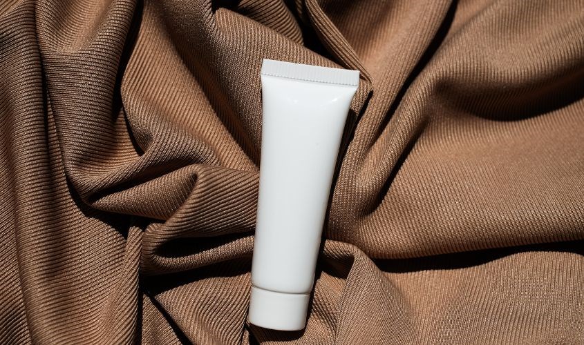 Sử dụng kem dưỡng ẩm kém chất lượng, không rõ nguồn gốc làm da nổi mụn