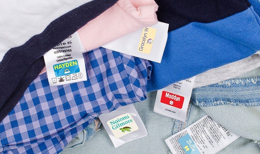 Đọc các chú thích trên quần áo