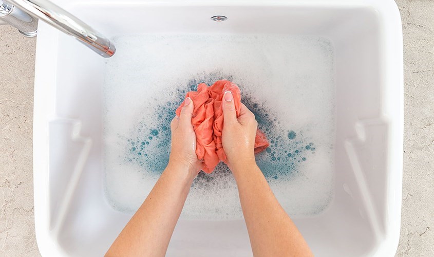 Nên dùng nước ấm để giặt quần áo cho trẻ