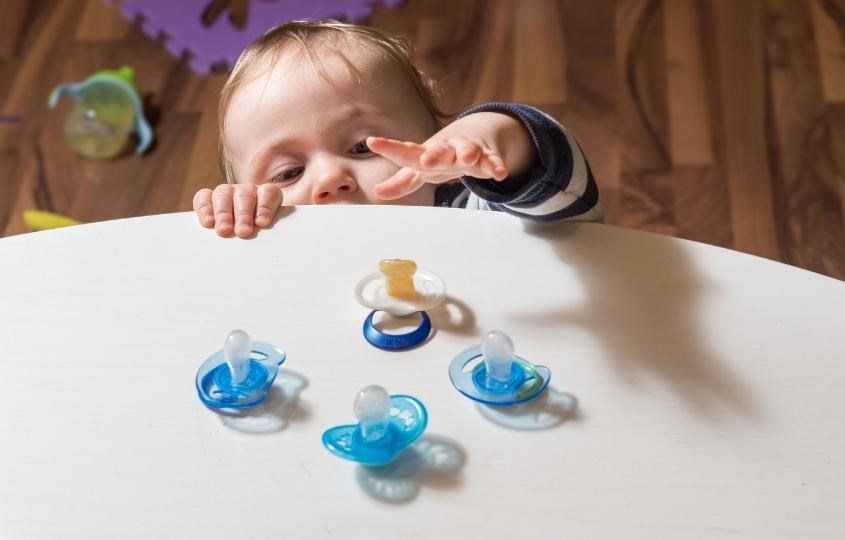 Trẻ phụ thuộc vào núm giả