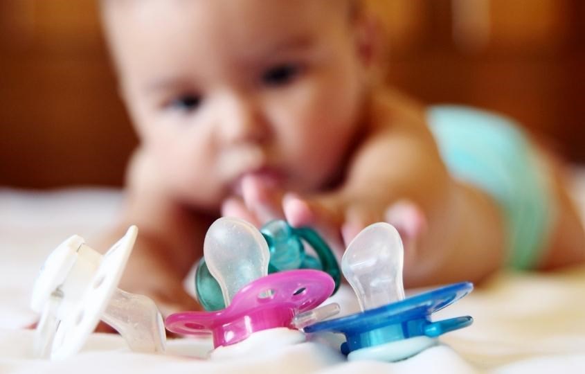 Chọn núm giả phù hợp cho bé