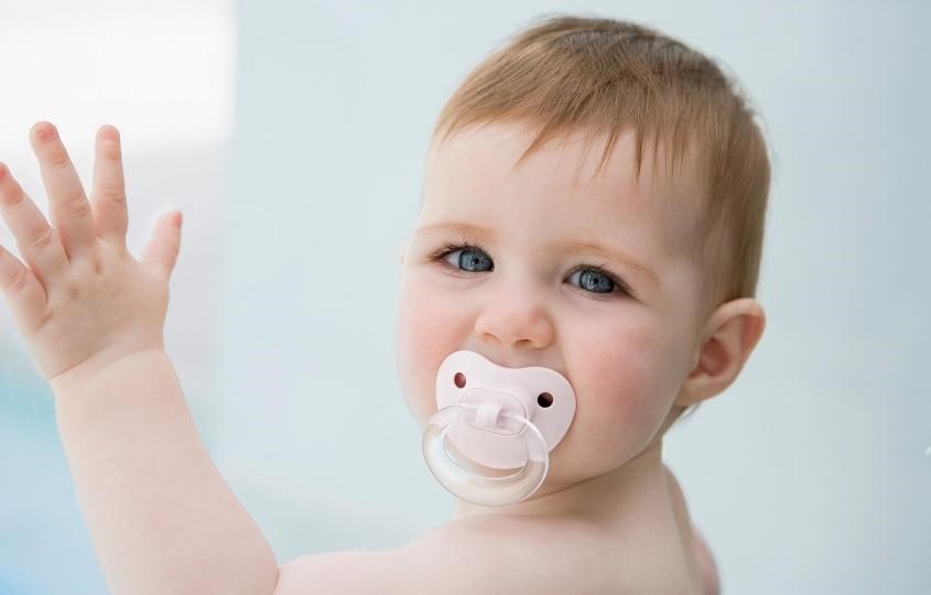 Cho bé làm quen với núm giả vào những lúc bé thoải mái nhất