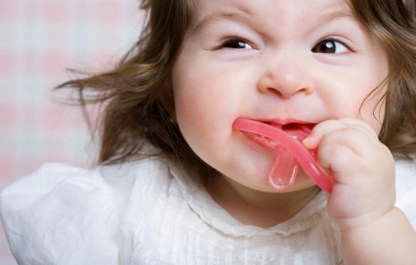 Những lưu ý khi sử dụng núm giả đảm bảo an toàn cho bé