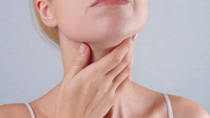 Đau cổ họng bên trái là triệu chứng của những bệnh nào?
