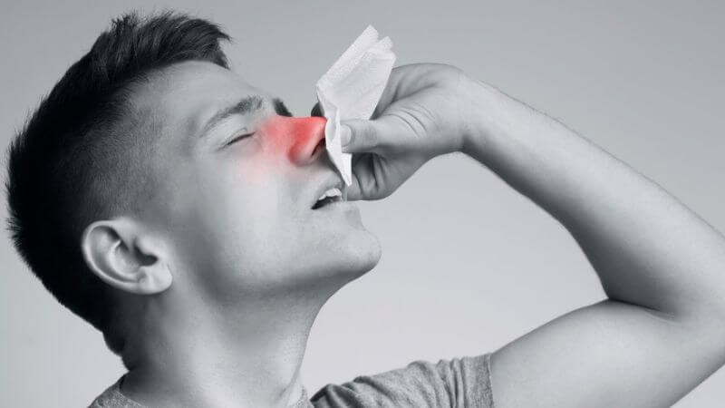 Chảy dịch mũi sau có thể gây đau họng 1 bên