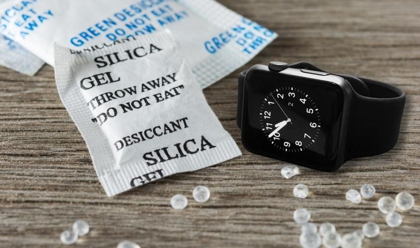 Xử lý đồng hồ bị vào nước bằng gói hút ẩm