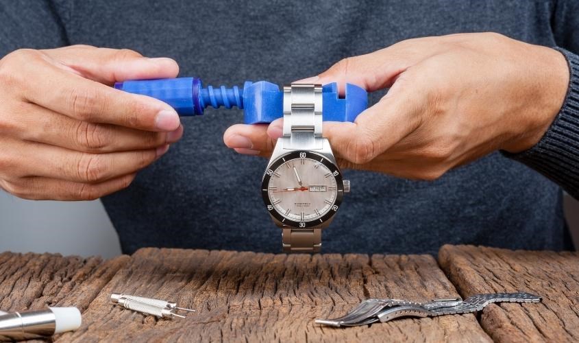 Đem đến trung tâm bảo hành là cách khắc phục đồng hồ bị vào nước an toàn nhất