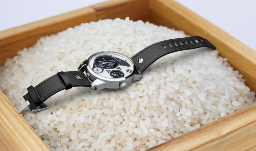Đặt đồng hồ vào thùng gạo là cách đơn giản để khắc phục tình trạng bị vào nước