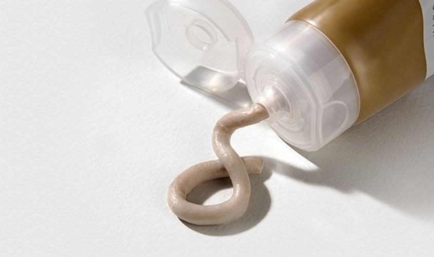 Sữa rửa mặt Skin1004 Centella có kết cấu kem đặc với màu cà phê nổi bật