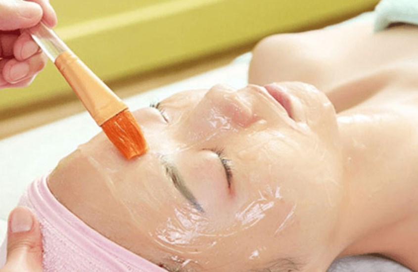 Trong sữa ong chúa có thành phần protein và peptid giúp phục hồi da