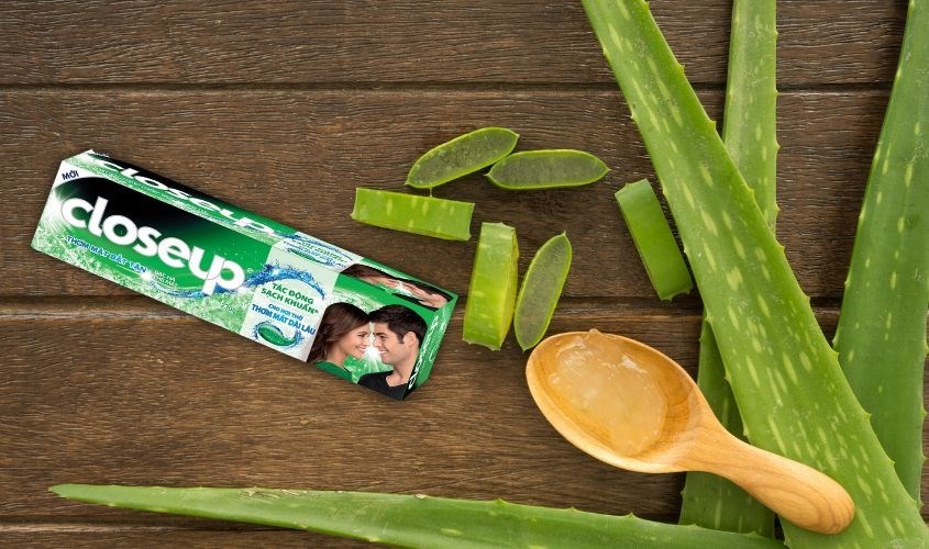 Kem đánh răng Closeup thơm mát bất tận hương bạc hà 230g