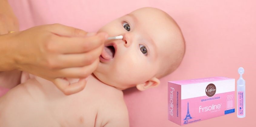 Nhỏ 1-2 giọt nước muối sinh lý vệ sinh mắt mũi Fysoline 5 ml (hộp 40 ống) vào mũi bé 