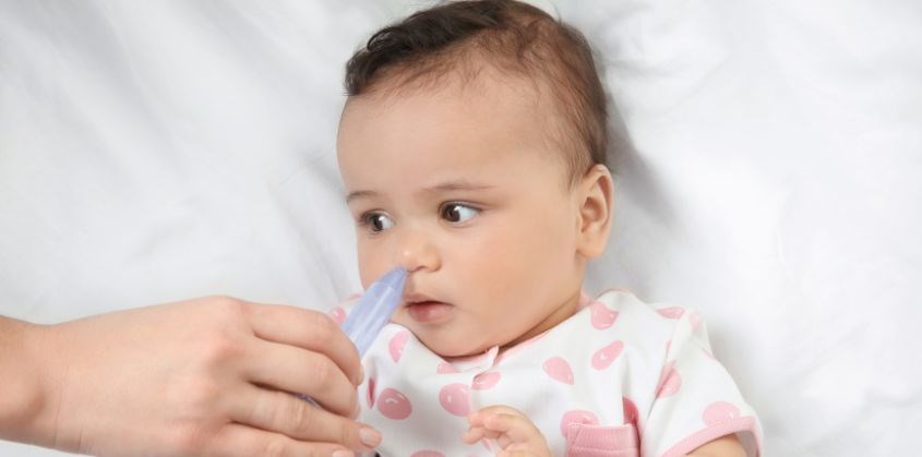 Đặt dụng cụ hút trước mũi bé 