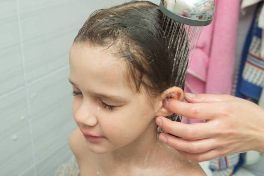 Kiểm tra tai của trẻ khi tắm - Nguồn: istockphoto
