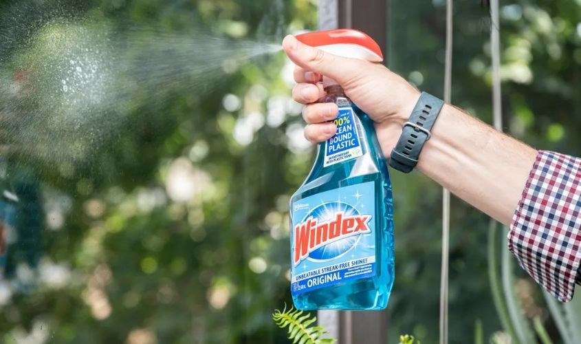 Tẩy vết bút bi bằng chất tẩy rửa Windex