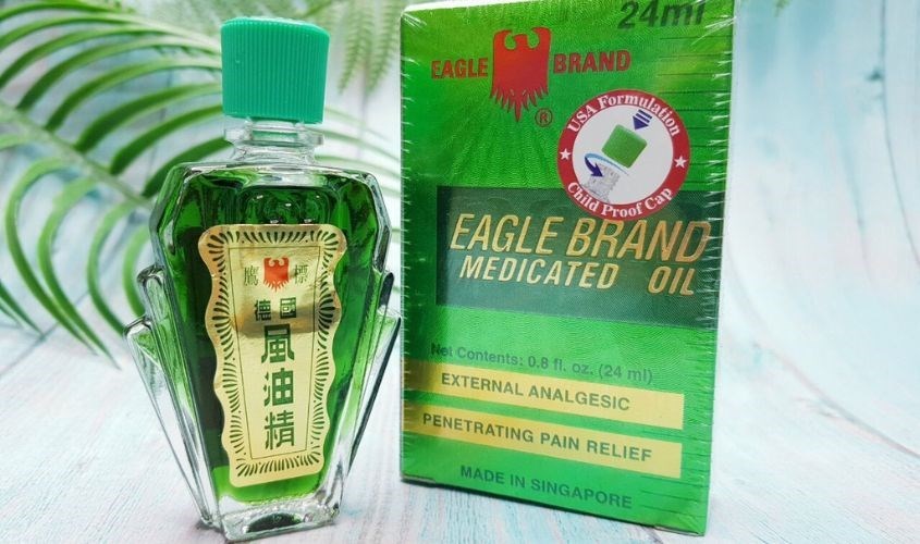 Sử dụng dầu gió để tẩy sạch vết bút bi