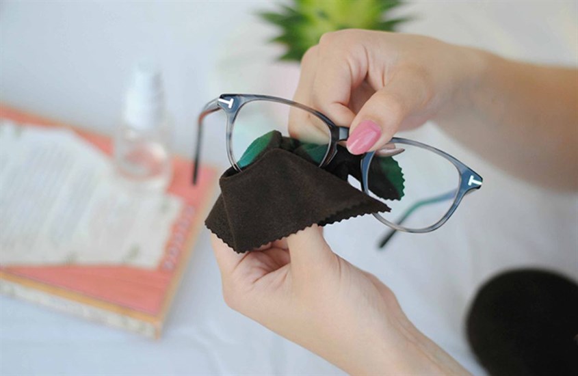 Dùng vải mềm, mịn để lau mắt kính Dùng vải mềm, mịn để lau mắt kính