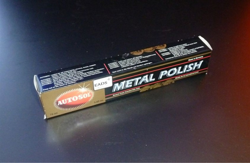 Kem đánh bóng kim loại có thể làm mờ các vết xước trên mắt kính cực kỳ hiệu quả Kem đánh bóng kim loại có thể làm mờ các vết xước trên mắt kính cực kỳ hiệu quả