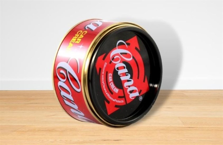 Dùng sáp đánh bóng xe để làm mờ các vết xước trên mắt kính Dùng sáp đánh bóng xe để làm mờ các vết xước trên mắt kính