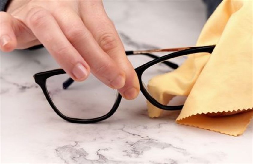 Vệ sinh mắt kính đúng cách và thường xuyên Vệ sinh mắt kính đúng cách và thường xuyên
