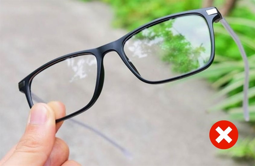 Không nên chạm tay vào tròng kính Không nên chạm tay vào tròng kính