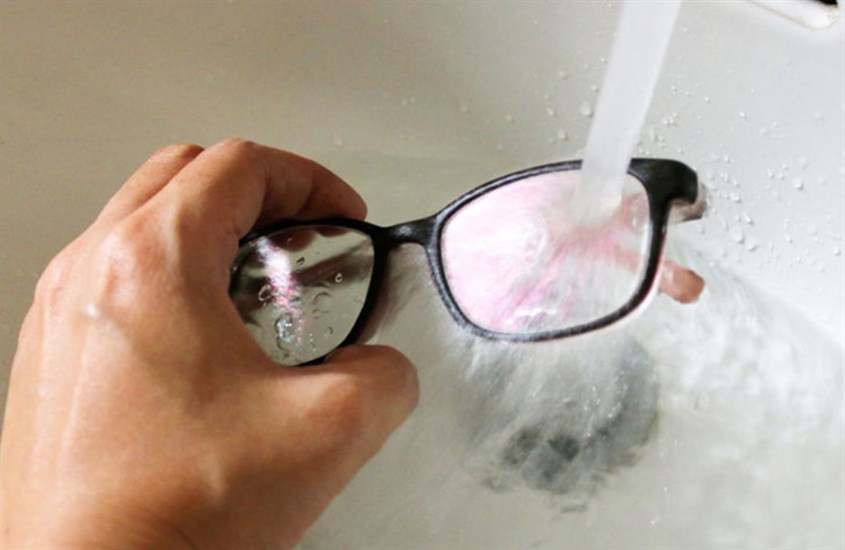 Dùng nước ấm rửa nhẹ nhàng mắt kính Dùng nước ấm rửa nhẹ nhàng mắt kính
