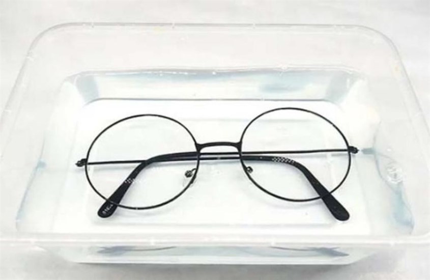 Ngâm mắt kính trong dung dịch nước rửa chén và nước Ngâm mắt kính trong dung dịch nước rửa chén và nước