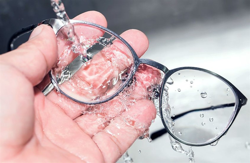 Rửa mắt kính dưới vòi nước Rửa mắt kính dưới vòi nước