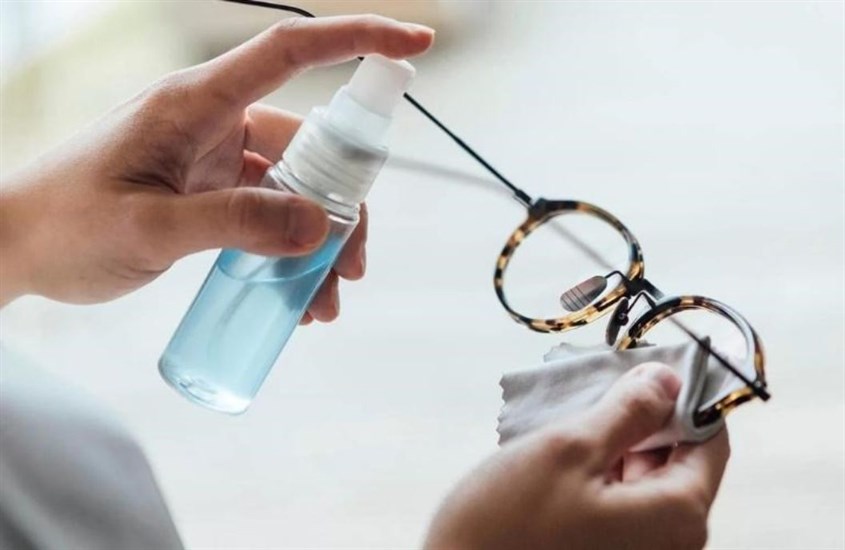 Dùng dung dịch vệ sinh mắt kính xịt vào cả hai mặt của mỗi tròng kính Dùng dung dịch vệ sinh mắt kính xịt vào cả hai mặt của mỗi tròng kính