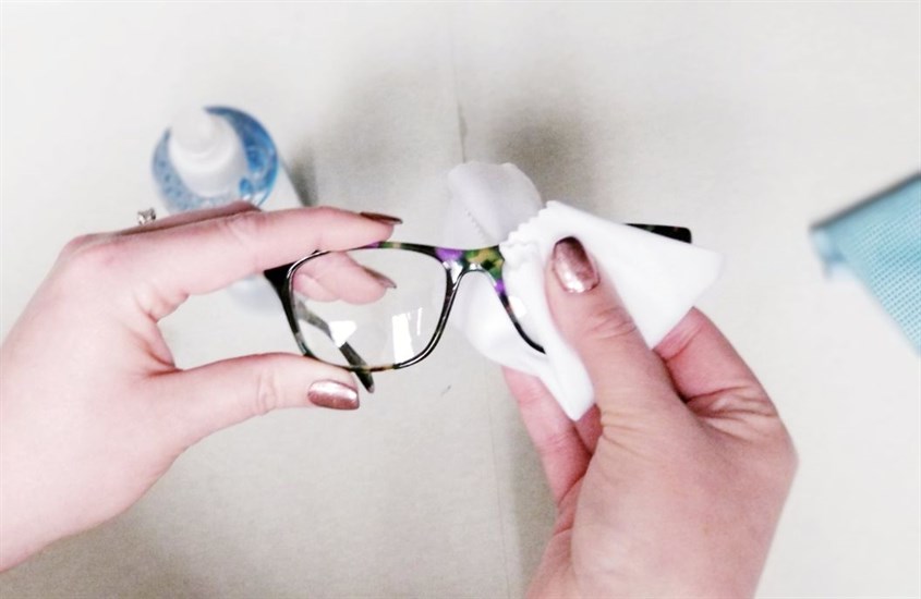 Dùng vải mềm lau nhẹ nhàng toàn bộ các phần của chiếc kính Dùng vải mềm lau nhẹ nhàng toàn bộ các phần của chiếc kính