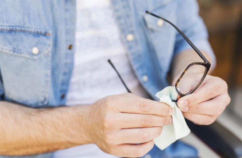 Dùng vải mềm lau nhẹ nhàng toàn bộ các phần của chiếc kính Dùng vải mềm lau nhẹ nhàng toàn bộ các phần của chiếc kính