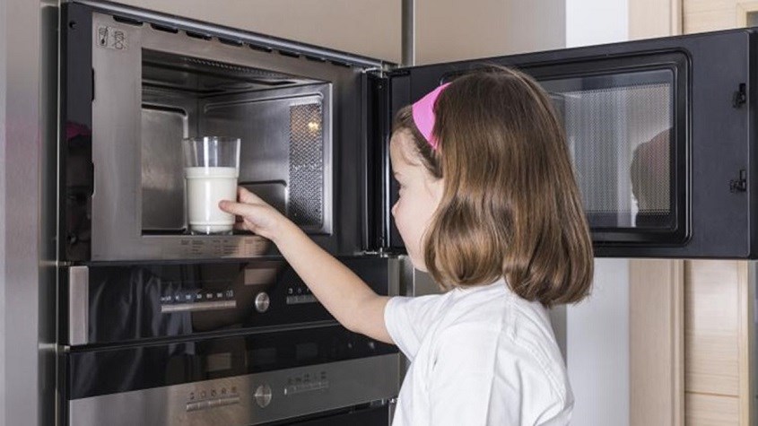 Không nên sử dụng lò vi sóng để hâm sữa