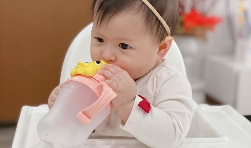 Sử dụng bình sữa Bebu giúp bé tập quen với việc bú bình hơn