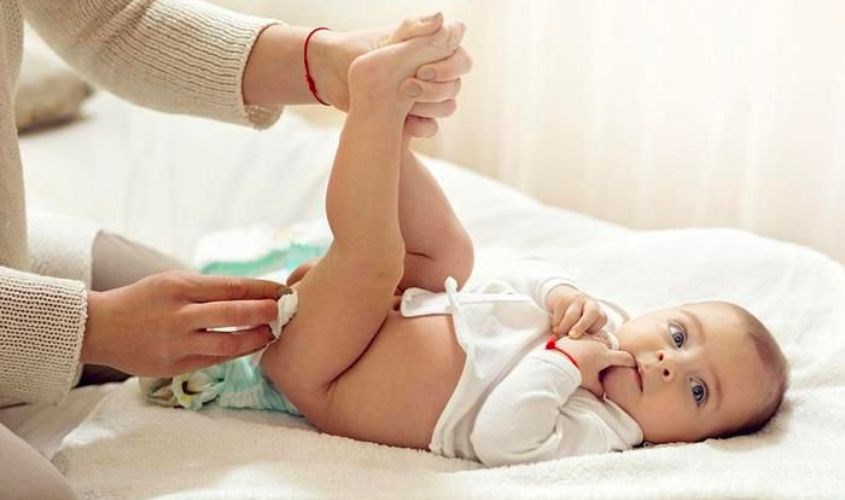 Nhẹ nhàng vệ sinh vùng kín của bé